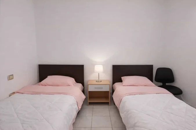 Tirane, jepet me qera apartament 1+1 Kati 3, 90 m² 570 € (Rruga Asim Vokshi)