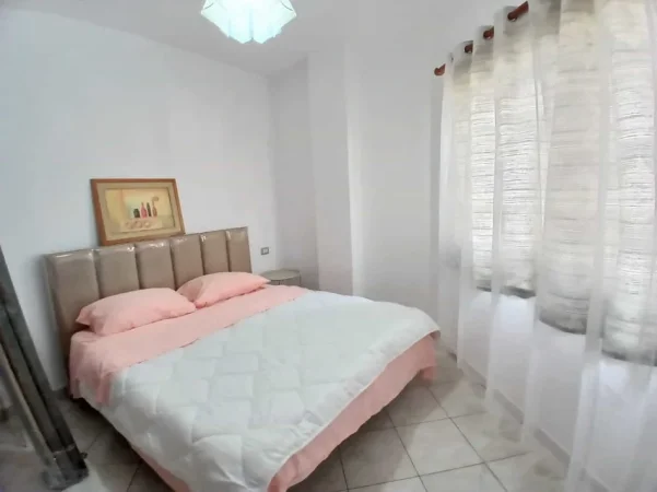 Tirane, jepet me qera apartament 1+1 Kati 3, 90 m² 570 € (Rruga Asim Vokshi)