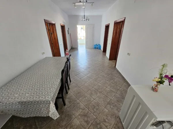 Tirane, jepet me qera apartament 1+1 Kati 2, 100 m² 470 € (Rruga Kristaq Capo)