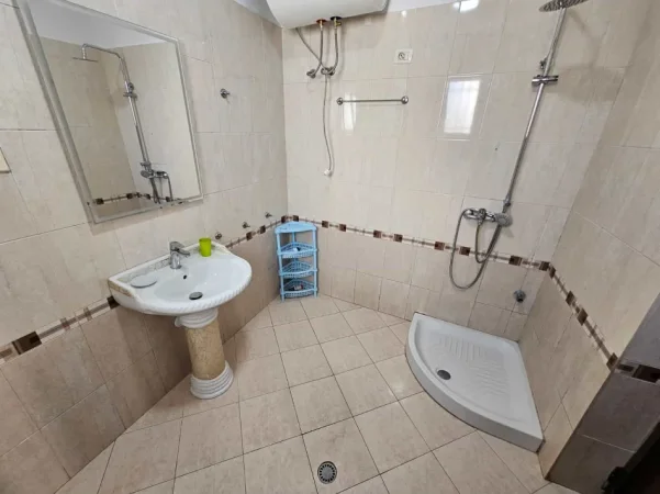 Tirane, jepet me qera apartament 1+1 Kati 2, 100 m² 470 € (Rruga Kristaq Capo)