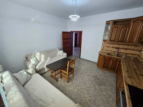 Tirane, jepet me qera apartament 1+1 Kati 2, 100 m² 470 € (Rruga Kristaq Capo)