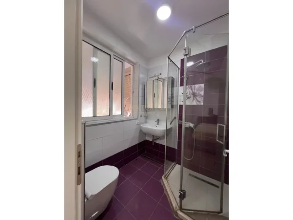 Tirane, jepet me qera apartament 3+1+Ballkon Kati 7, 157 m² 1.500 € (9 katshet)