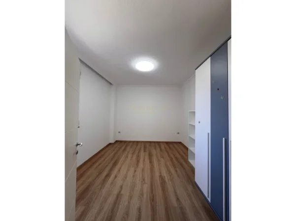 Tirane, jepet me qera apartament 3+1+Ballkon Kati 7, 157 m² 1.500 € (9 katshet)