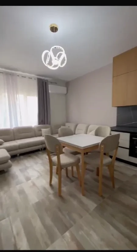 Tirane, jepet me qera apartament 1+1+Ballkon Kati 7, 75 m² 650 € (Apartament 1+1 Per Qera Zogu I Zi Plotesisht I Mobiluar)