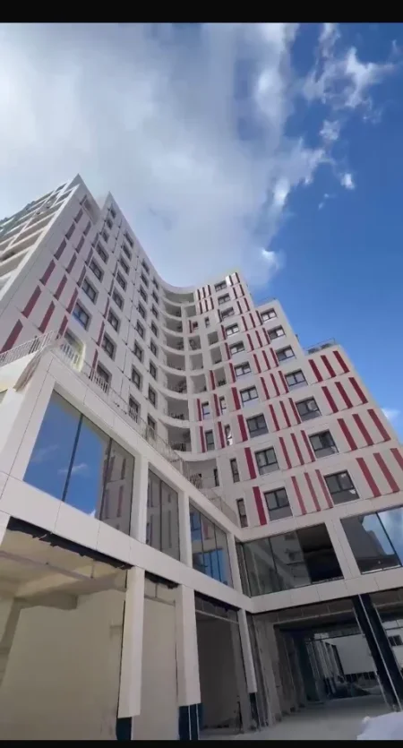 Tirane, jepet me qera apartament 1+1+Ballkon Kati 7, 75 m² 650 € (Apartament 1+1 Per Qera Zogu I Zi Plotesisht I Mobiluar)