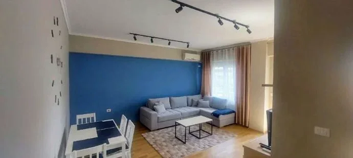 Tirane, jepet me qera apartament 1+1+Ballkon Kati 4, 65 m² 600 € (Prane Vila Gold)