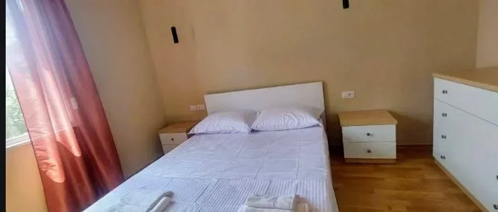 Tirane, jepet me qera apartament 1+1+Ballkon Kati 4, 65 m² 600 € (Prane Vila Gold)