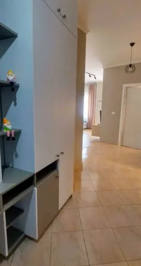 Tirane, jepet me qera apartament 1+1+Ballkon Kati 4, 65 m² 600 € (Prane Vila Gold)