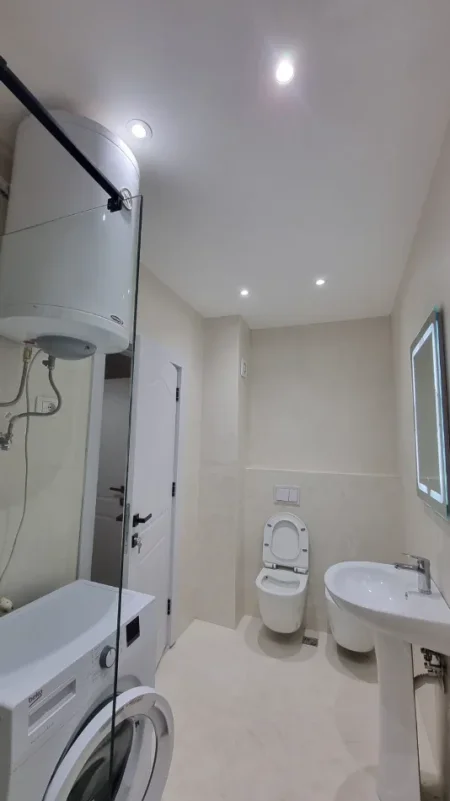 Tirane, jepet me qera apartament 1+1+Ballkon Kati 4, 65 m² 600 € (Prane Vila Gold)