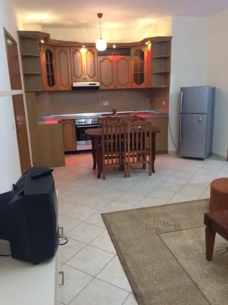 Tirane, jepet me qera 700€, KOMPLEKSI PANORAMA, pa-komision I DISKUTUESHEM, apartament 3+1+Ballkon Kati 5, 120 m²