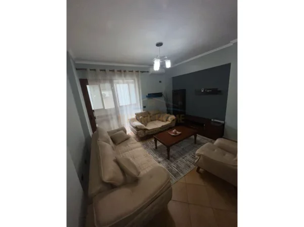 Tirane, jepet me qera apartament 2+1+2 Kati 2, 110 m² 800 € (KOMUNA E PARISIT)