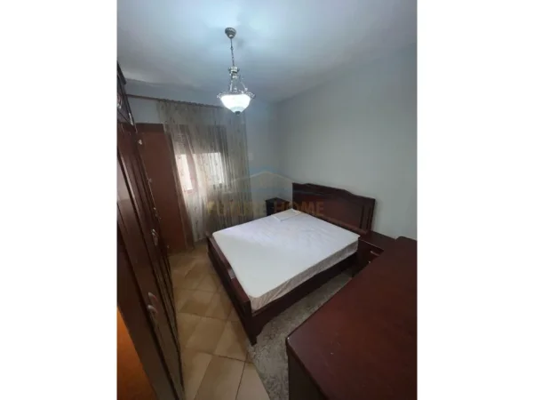 Tirane, jepet me qera apartament 2+1+2 Kati 2, 110 m² 800 € (KOMUNA E PARISIT)