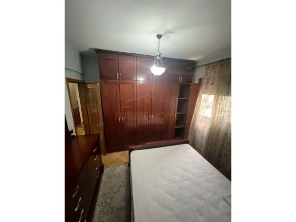 Tirane, jepet me qera apartament 2+1+2 Kati 2, 110 m² 800 € (KOMUNA E PARISIT)
