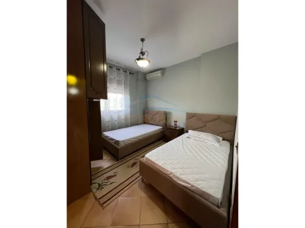 Tirane, jepet me qera apartament 2+1+2 Kati 2, 110 m² 800 € (KOMUNA E PARISIT)