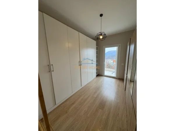 Tirane, jepet me qera apartament 2+1+Ballkon Kati 3, 115 m² 750 € (Kopshti Botanik)