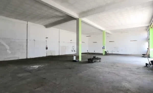 Tirane, jepet me qera magazine Kati 0, 2.120 m² 3.900 € (Autostrada Tirane- Durres)