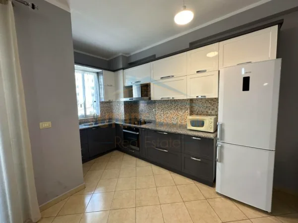 Tirane, jepet me qera apartament 2+1+Ballkon Kati 6, 95 m² 500 € (Unaza e Re)
