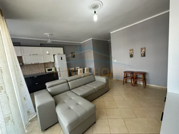Tirane, jepet me qera apartament 2+1+Ballkon Kati 6, 95 m² 500 € (Unaza e Re)