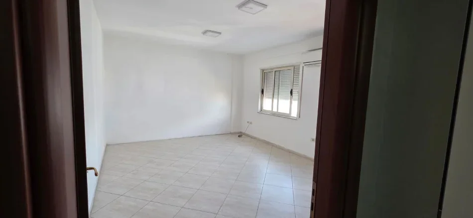 Tirane, jepet me qera apartament 2+1+Ballkon , 110 m² 600 € (Rr Jordan Misja)