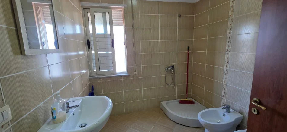 Tirane, jepet me qera apartament 2+1+Ballkon , 110 m² 600 € (Rr Jordan Misja)