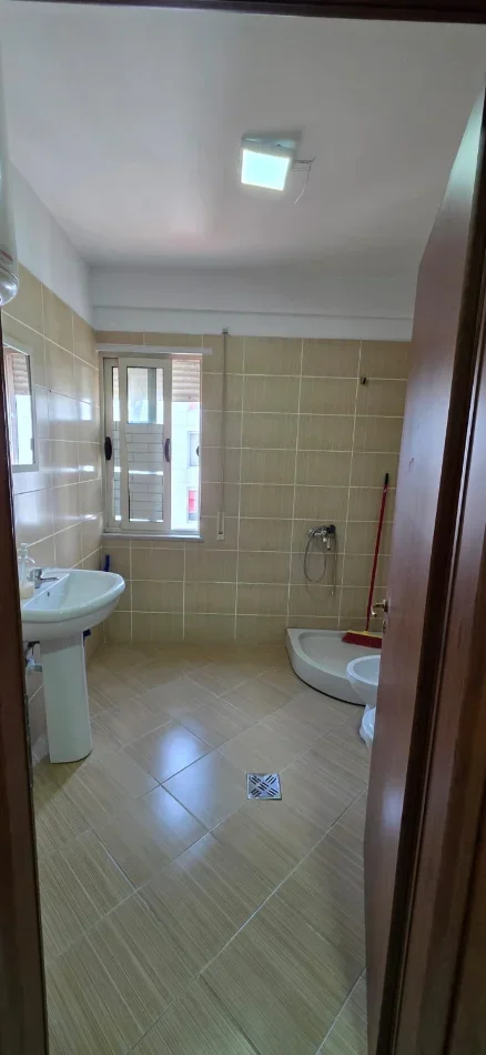 Tirane, jepet me qera apartament 2+1+Ballkon , 110 m² 600 € (Rr Jordan Misja)