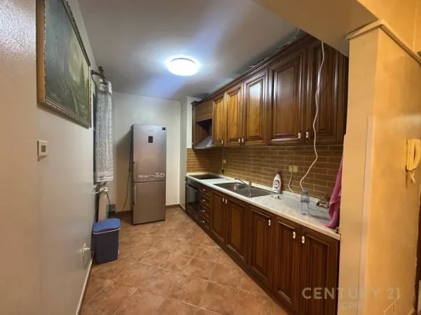 Tirane, jepet me qera apartament 2+1 Kati 2, 84 m² 500 € (kthesa e kamzez)