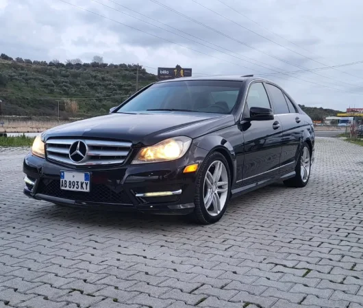 Lushnje, shitet makine Mercedes Benzin+Gaz, e zeze automatik Klima 200.000 km 7.999 €