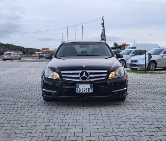 Lushnje, shitet makine Mercedes Benzin+Gaz, e zeze automatik Klima 200.000 km 7.999 €