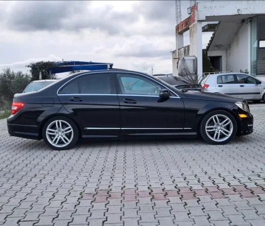 Lushnje, shitet makine Mercedes Benzin+Gaz, e zeze automatik Klima 200.000 km 7.999 €
