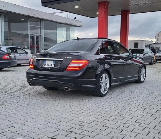 Lushnje, shitet makine Mercedes Benzin+Gaz, e zeze automatik Klima 200.000 km 7.999 €