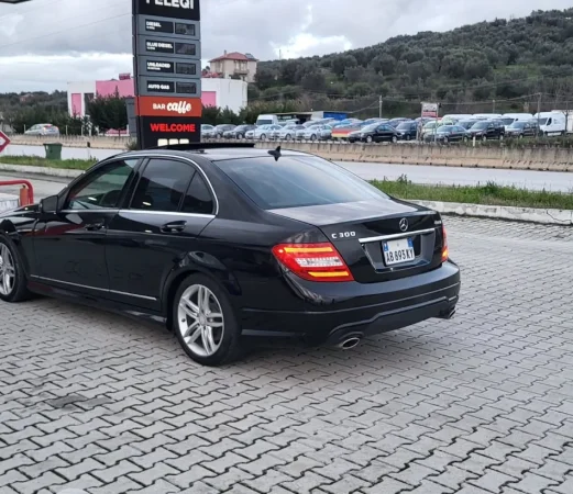 Lushnje, shitet makine Mercedes Benzin+Gaz, e zeze automatik Klima 200.000 km 7.999 €