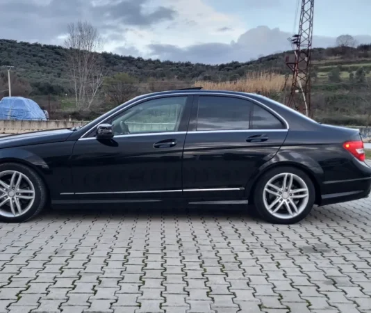Lushnje, shitet makine Mercedes Benzin+Gaz, e zeze automatik Klima 200.000 km 7.999 €