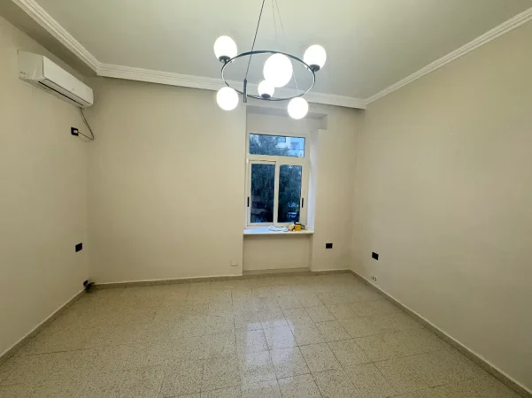 Tirane, jepet me qera zyre 2+1 Kati 3, 75 m² 600 € (Shallvaret)