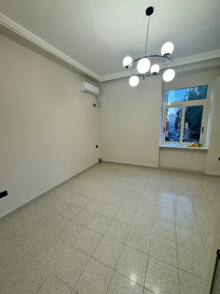 Tirane, jepet me qera zyre 2+1 Kati 3, 75 m² 600 € (Shallvaret)