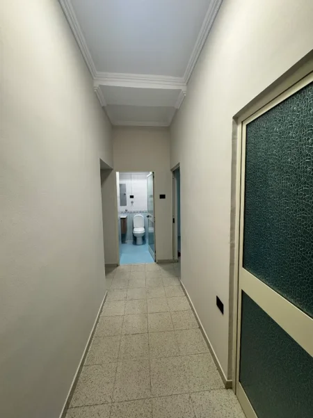 Tirane, jepet me qera zyre 2+1 Kati 3, 75 m² 600 € (Shallvaret)