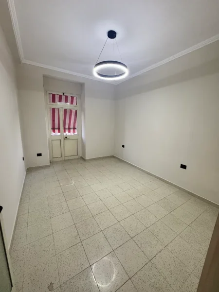 Tirane, jepet me qera zyre 2+1 Kati 3, 75 m² 600 € (Shallvaret)