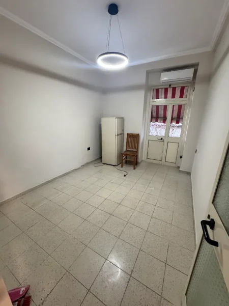 Tirane, jepet me qera zyre 2+1 Kati 3, 75 m² 600 € (Shallvaret)