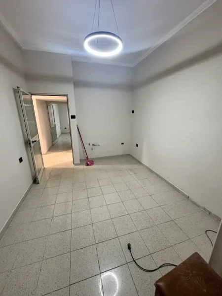 Tirane, jepet me qera zyre 2+1 Kati 3, 75 m² 600 € (Shallvaret)
