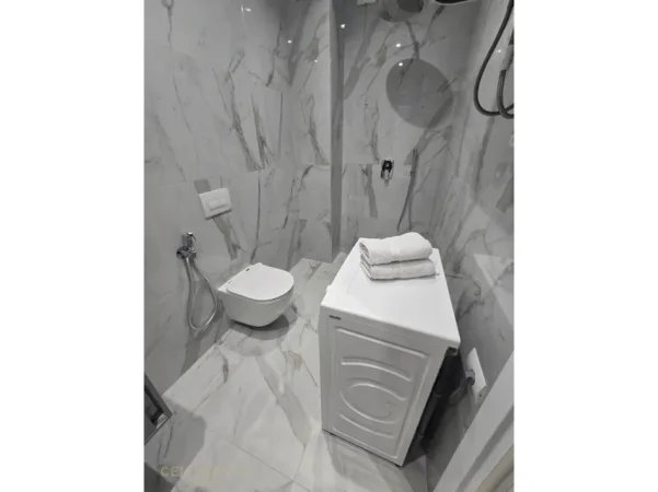 Tirane, jepet me qera apartament 1+1+Ballkon Kati 8, 42 m² 590 € (bulevardi zogu 1)