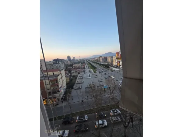 Tirane, jepet me qera apartament 1+1+Ballkon Kati 8, 50 m² 620 € (boulevardi zogu I)