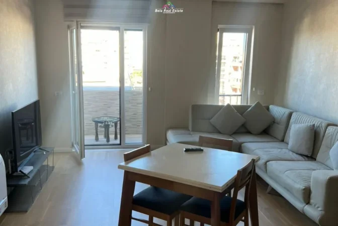 Tirane, jepet me qera apartament 1+1+Ballkon Kati 4, 73 m² 800 € (stacioni i trenit)