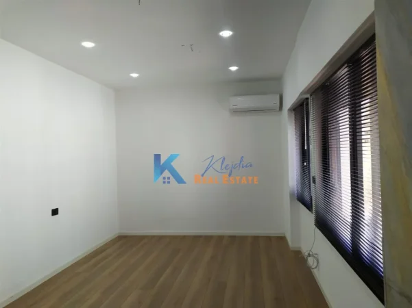 Tirane, jap me qera ambjent biznesi Kati 3, 80 m² 880 € (Bllok)