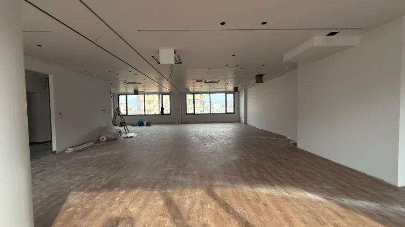 Tirane, jepet me qera zyre Kati 8, 134 m² 10.000 € (KOMPLEKSI DELIJORGJI)