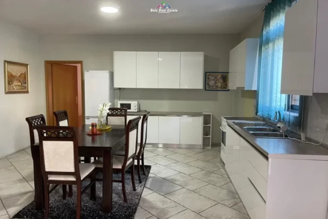 Tirane, jepet me qera Vile 2+1 , 160 m² 680 € (shkolla e kuqe)