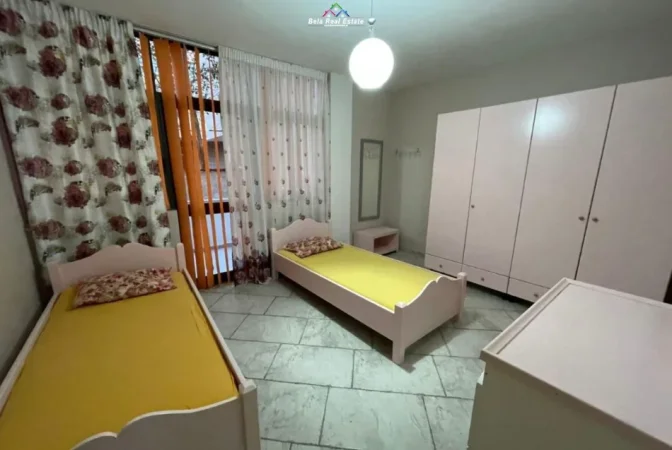 Tirane, jepet me qera Vile 2+1 , 160 m² 680 € (shkolla e kuqe)