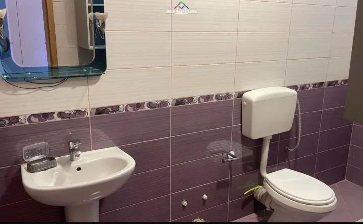 Tirane, jepet me qera Vile 2+1 , 160 m² 680 € (shkolla e kuqe)