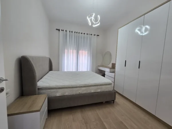 Tirane, jepet me qera apartament 1+1+Ballkon Kati 5, 70 m² 800 €