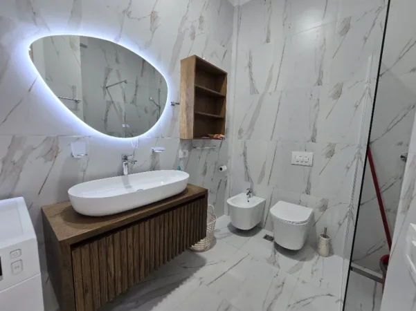 Tirane, jepet me qera apartament 1+1+Ballkon Kati 5, 70 m² 800 €