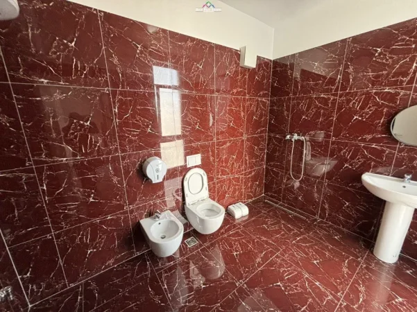 Tirane, jepet me qera zyre Kati 3, 130 m² 1.565 € (anton lufi)