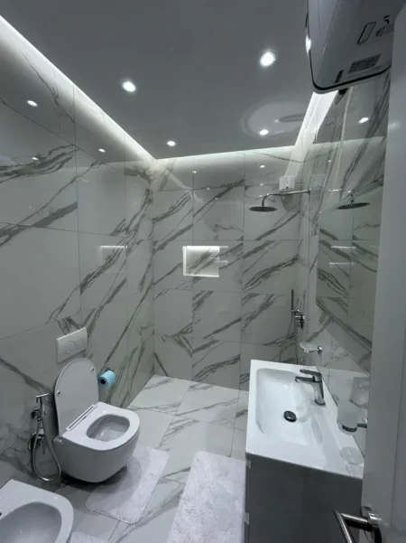 Tirane, jepet me qera apartament 1+1+Ballkon Kati 6, 70 m² 600 € (Rruga 5maji)